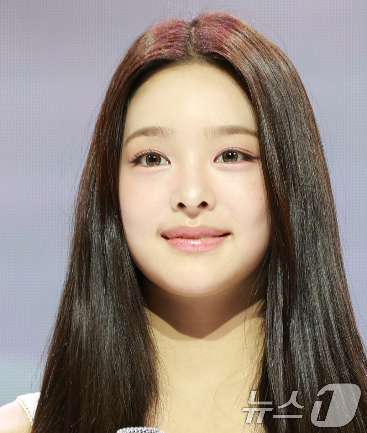 (서울=뉴스1) 권현진 기자 = 그룹 앳하트(AtHeart) 나현이 13일 서울 한남동 블루스퀘어에서 가진 첫 번째 EP 'Plot Twist' 쇼케이스에서 포즈를 취하고 있다. …