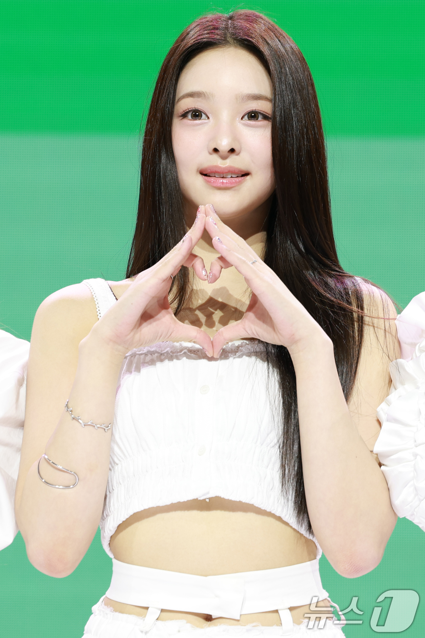 (서울=뉴스1) 권현진 기자 = 그룹 앳하트(AtHeart) 나현이 13일 서울 한남동 블루스퀘어에서 가진 첫 번째 EP 'Plot Twist' 쇼케이스에서 포즈를 취하고 있다. …