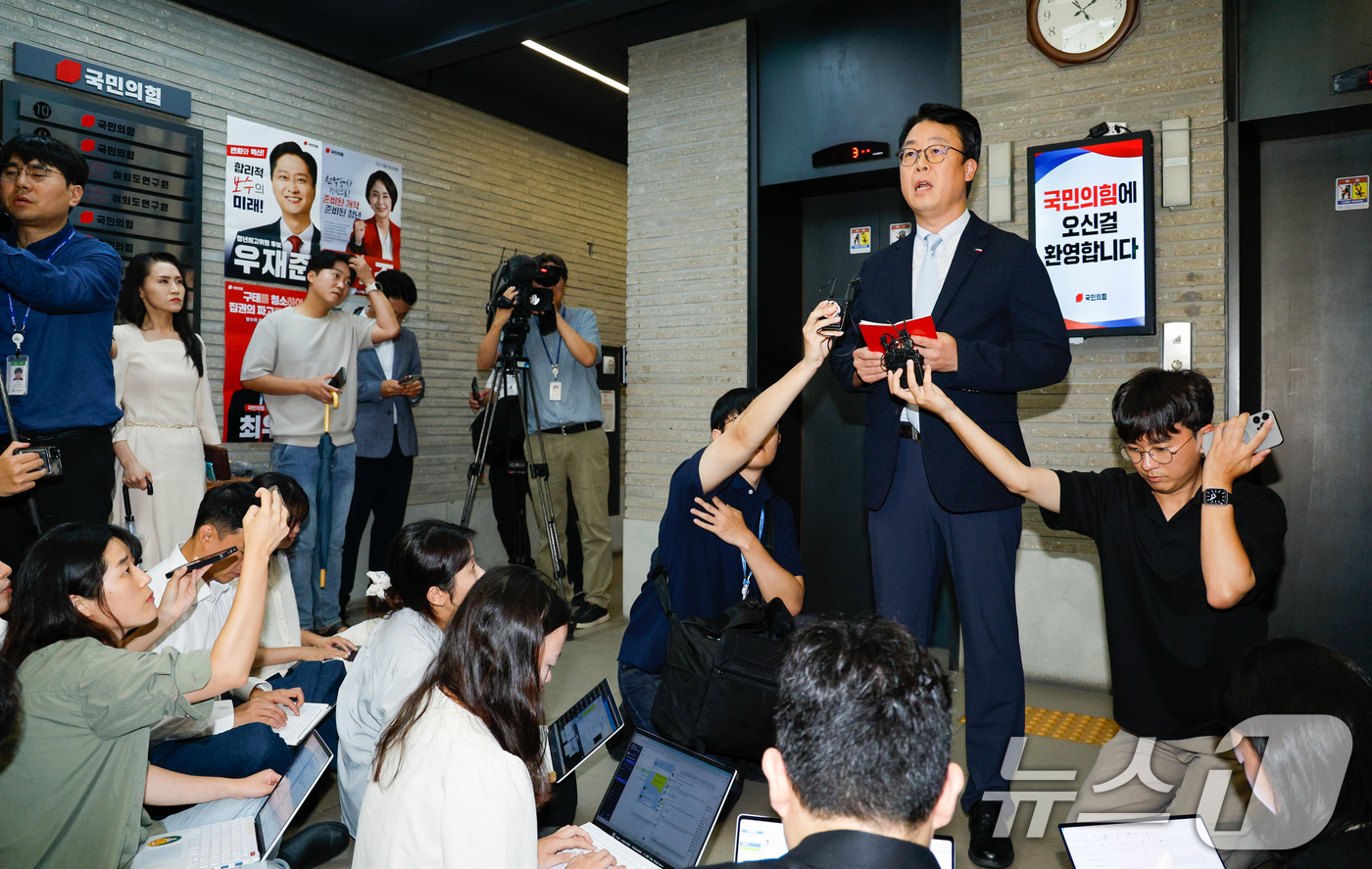 (서울=뉴스1) 안은나 기자 = 곽규택 국민의힘 수석대변인이 13일 서울 여의도 국민의힘 중앙당사에서 민중기 특별검사팀(김건희 특검팀)의 '건진법사 청탁 의혹' 관련 당사 압수수색 …