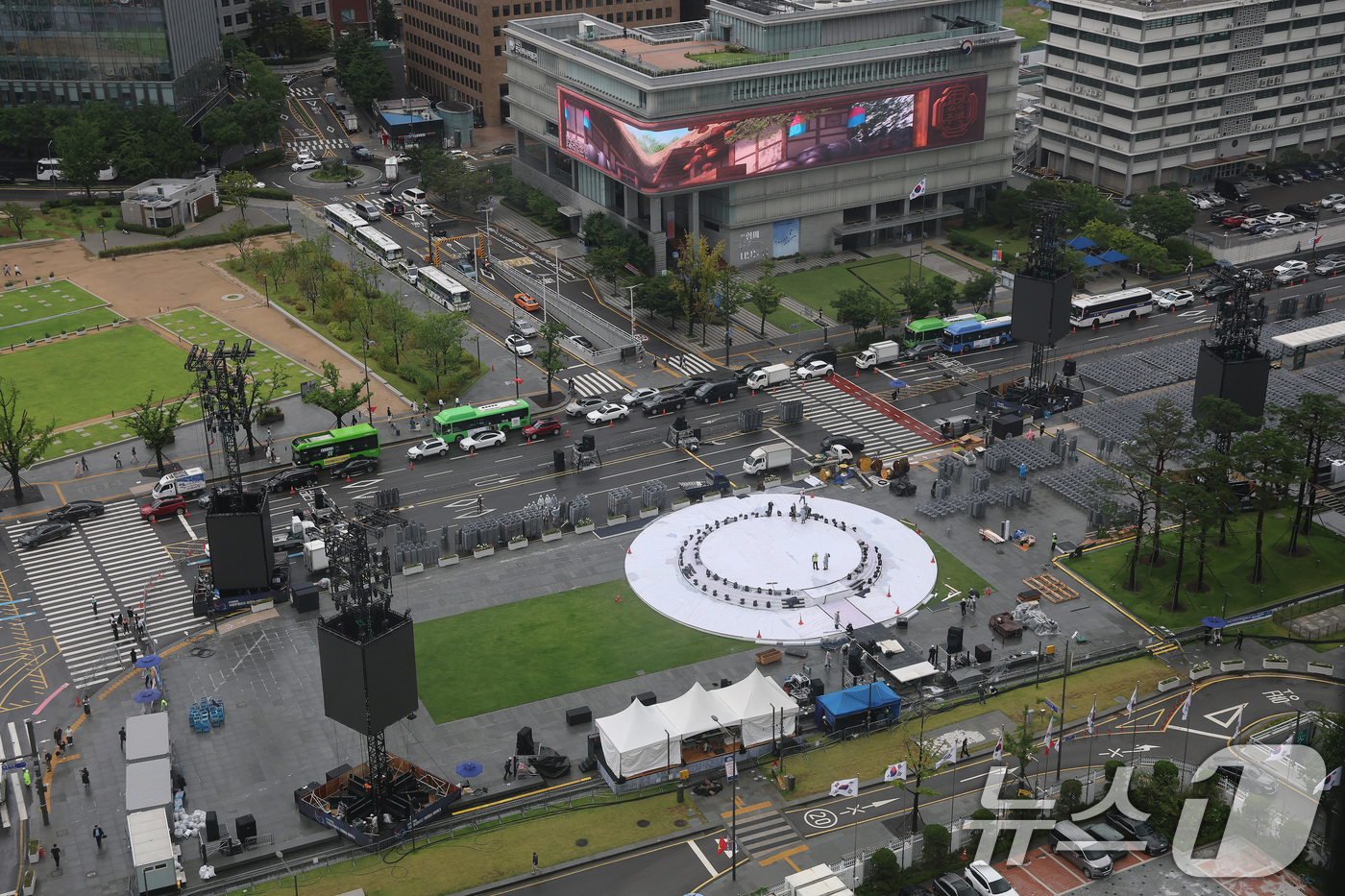 (서울=뉴스1) 임세영 기자 = 13일 서울 광화문 광장에 '광복 80년, 국민주권으로 미래를 세우다'라는 주제로 열리는 국민대축제 무대가 설치되어 있다.대통령실은 광복절 행사와 …