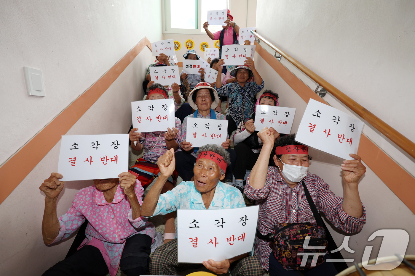 (광주=뉴스1) 이승현 기자 = 광주 자원회수시설 최종 입지 선정을 앞두고 13일 오후 광주 광산구 삼도동 행정복지센터에서 예정된 자원회수시설 2차 주민 설명회를 앞두고 주민들이 …