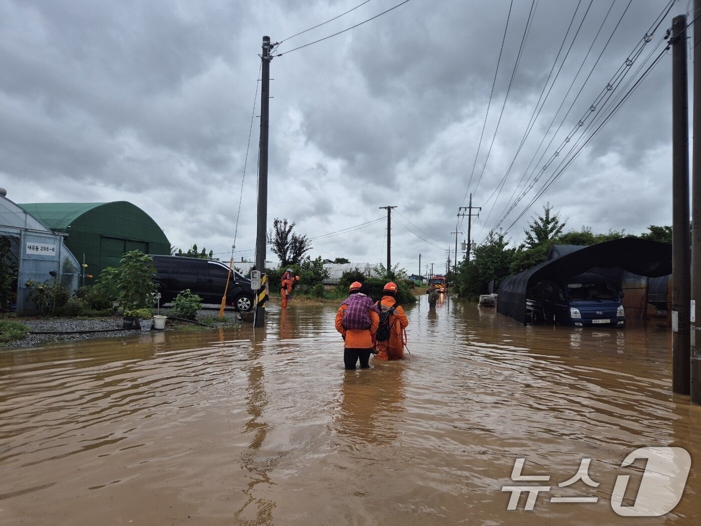 본문 이미지 - 경기북부소방재난본부는13일 경기 고양시 덕양구 내곡동 비닐하우스 단지 침수사고로 비닐하우스 일대에 고립됐던 6명이 구조됐다고 밝혔다. 사진은 인명구조 현장 모습. &#40;경기북부소방재난본부 제공. 재판매 및 DB 금지&#41; 2025.8.13/뉴스1