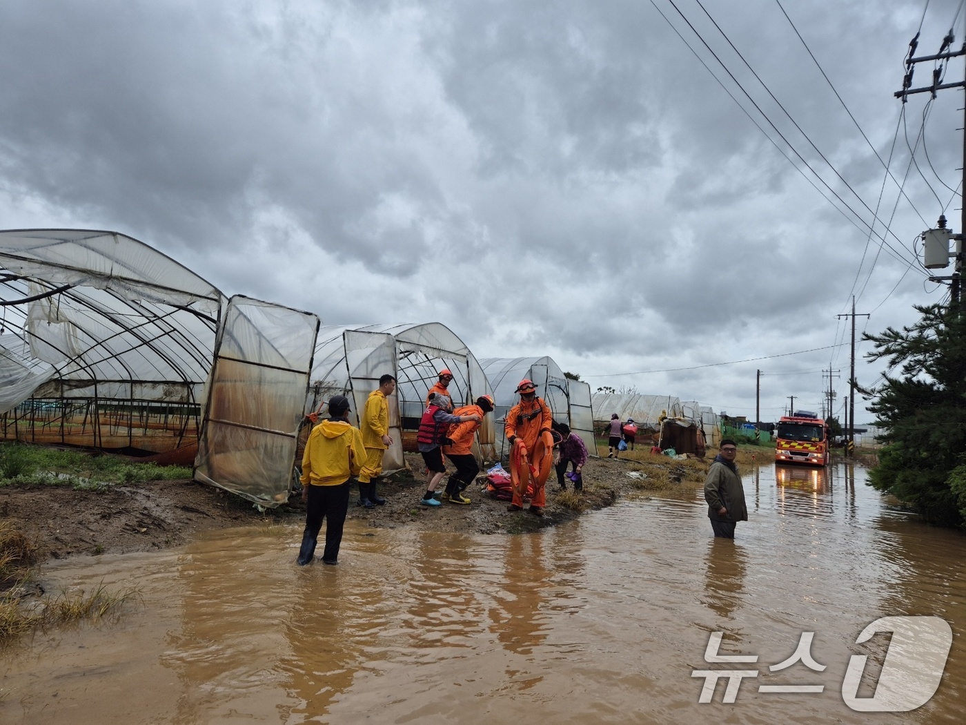 (서울=뉴스1) = 경기북부소방재난본부는13일 경기 고양시 덕양구 내곡동 비닐하우스 단지 침수사고로 비닐하우스 일대에 고립됐던 6명이 구조됐다고 밝혔다.사진은 인명구조 현장 모습. …
