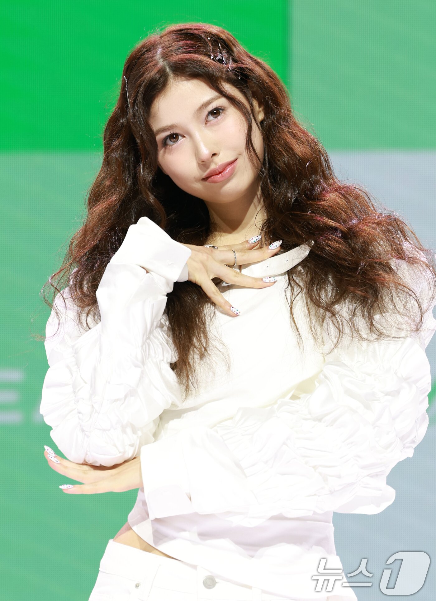 본문 이미지 - 그룹 앳하트&#40;AtHeart&#41; 미치가 13일 서울 한남동 블루스퀘어에서 가진 첫 번째 EP &#39;Plot Twist&#39; 쇼케이스에서 포즈를 취하고 있다. 2025.8.13/뉴스1 ⓒ News1 권현진 기자