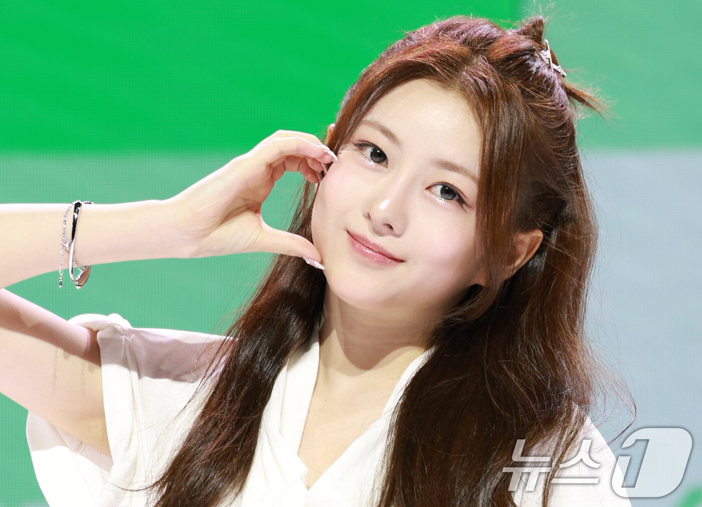 본문 이미지 - 그룹 앳하트&#40;AtHeart&#41; 봄이 13일 서울 한남동 블루스퀘어에서 가진 첫 번째 EP &#39;Plot Twist&#39; 쇼케이스에서 포즈를 취하고 있다. 2025.8.13/뉴스1 ⓒ News1 권현진 기자