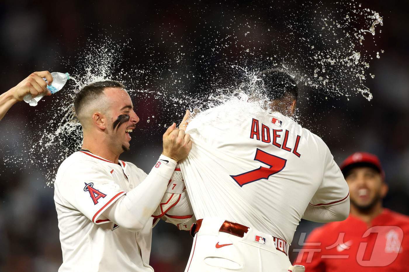 본문 이미지 - LA 에인절스의 조 아델이 13일(한국시간) 열린 LA 다저스전에서 연장 10회말 끝내기 안타를 때린 후 동료들의 축하를 받고 있다. ⓒ AFP=뉴스1