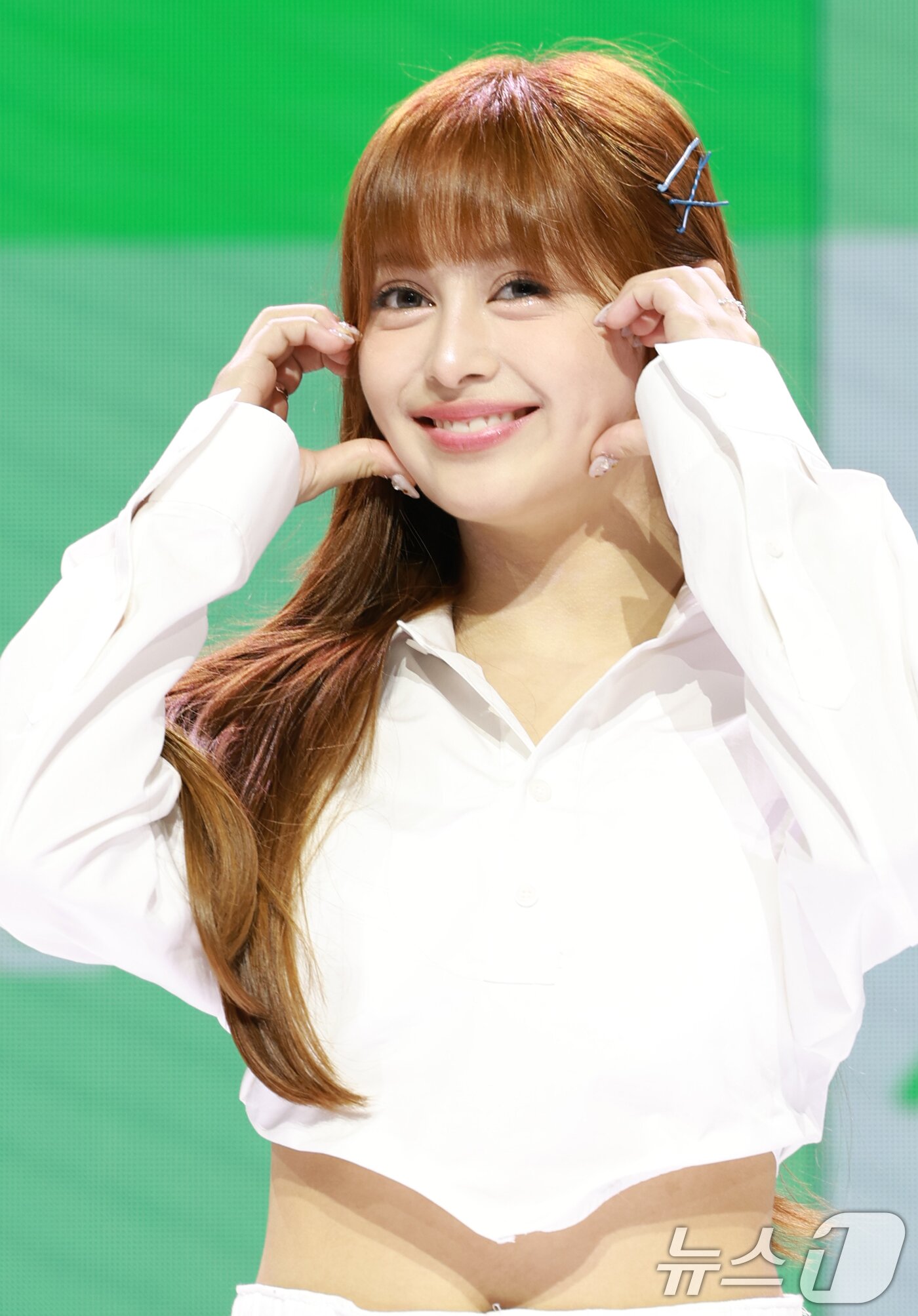 본문 이미지 - 그룹 앳하트&#40;AtHeart&#41; 케이틀린이 13일 서울 한남동 블루스퀘어에서 가진 첫 번째 EP &#39;Plot Twist&#39; 쇼케이스에서 포즈를 취하고 있다. 2025.8.13/뉴스1 ⓒ News1 권현진 기자