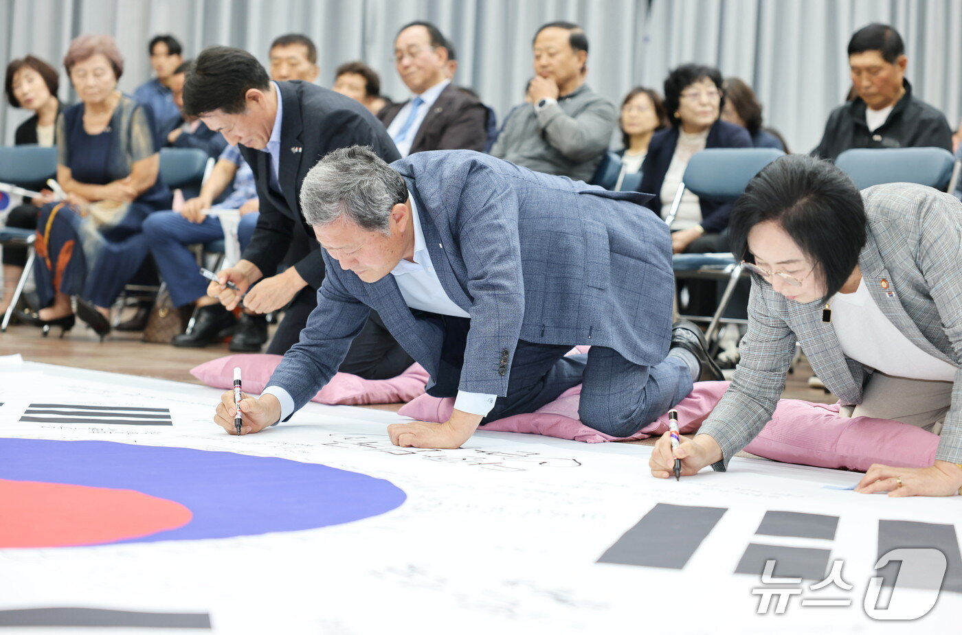 본문 이미지 -  김완근 제주시장이 13일 시청 회의실에서 열린 '시민 서명문 태극기 챌린지 및 게양' 행사에서 광복의 의미를 되새기는 글을 적고 있다.(제주시 제공. 재판매 및 DB 금지)/뉴스1