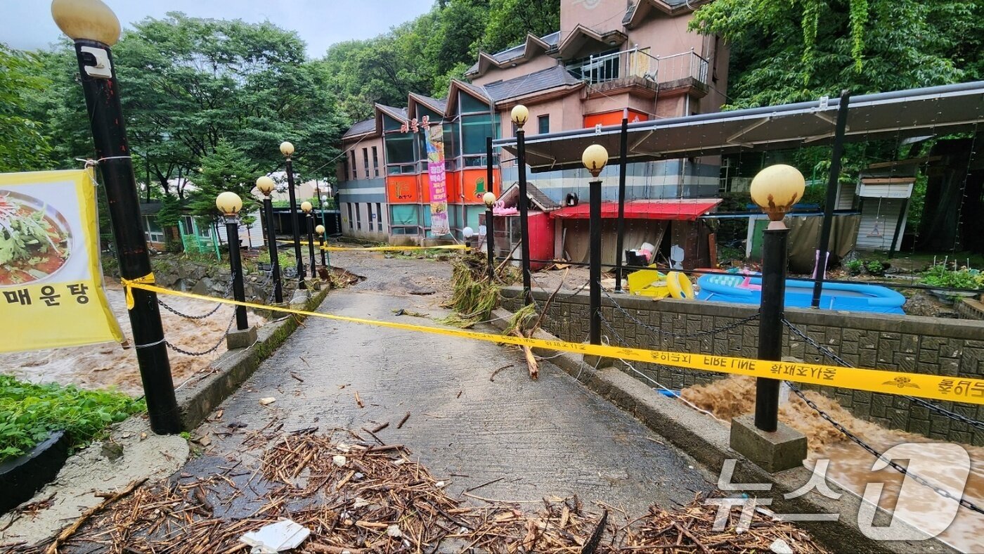 본문 이미지 - 경기북부소방재난본부는13일 경기 양주시 장흥면 야산에 위치한 산장에서 집중폭우로 고립됐던 12명을 구조 완료했다고 밝혔다 . 사진은 인명구조 현장 모습. &#40;경기북부소방재난본부 제공. 재판매 및 DB 금지&#41; 2025.8.13/뉴스1