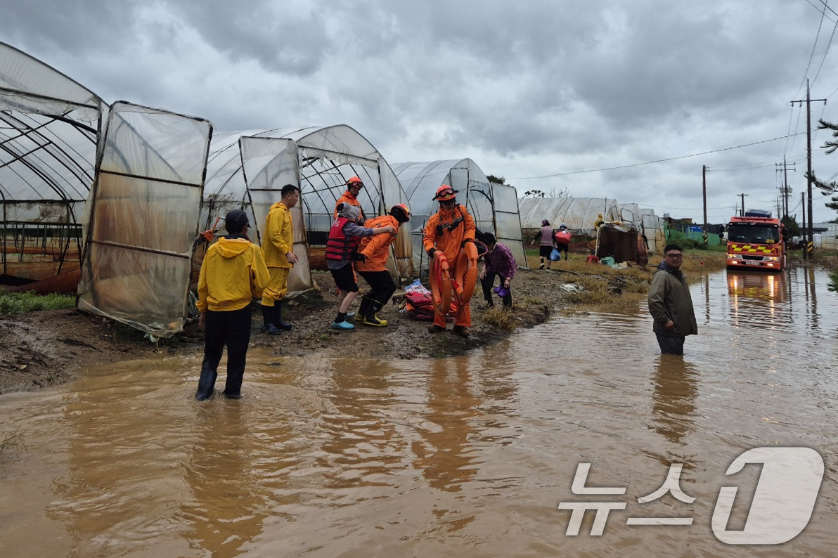 (서울=뉴스1) = 경기북부소방재난본부는13일 경기 고양시 덕양구 내곡동 비닐하우스 단지 침수사고로 비닐하우스 일대에 고립됐던 6명이 구조됐다고 밝혔다. 사진은 인명구조 현장 모습 …
