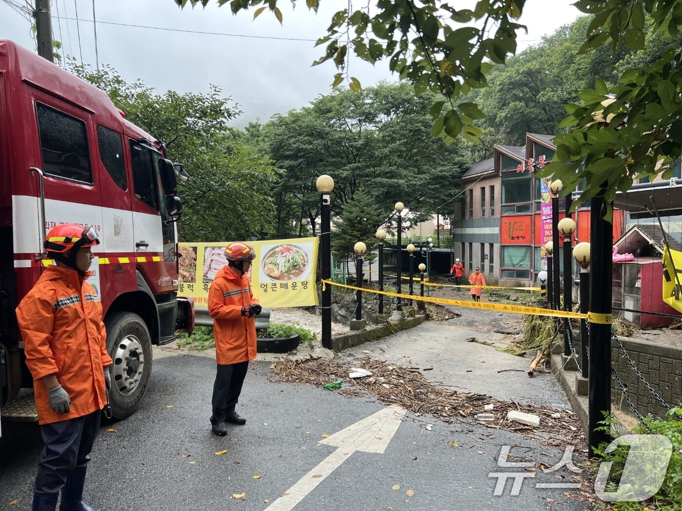 본문 이미지 - 경기북부소방재난본부는13일 경기 양주시 장흥면 야산에 위치한 산장에서 집중폭우로 고립됐던 12명을 구조 완료했다고 밝혔다 . 사진은 인명구조 현장 모습. &#40;경기북부소방재난본부 제공. 재판매 및 DB 금지&#41; 2025.8.13/뉴스1