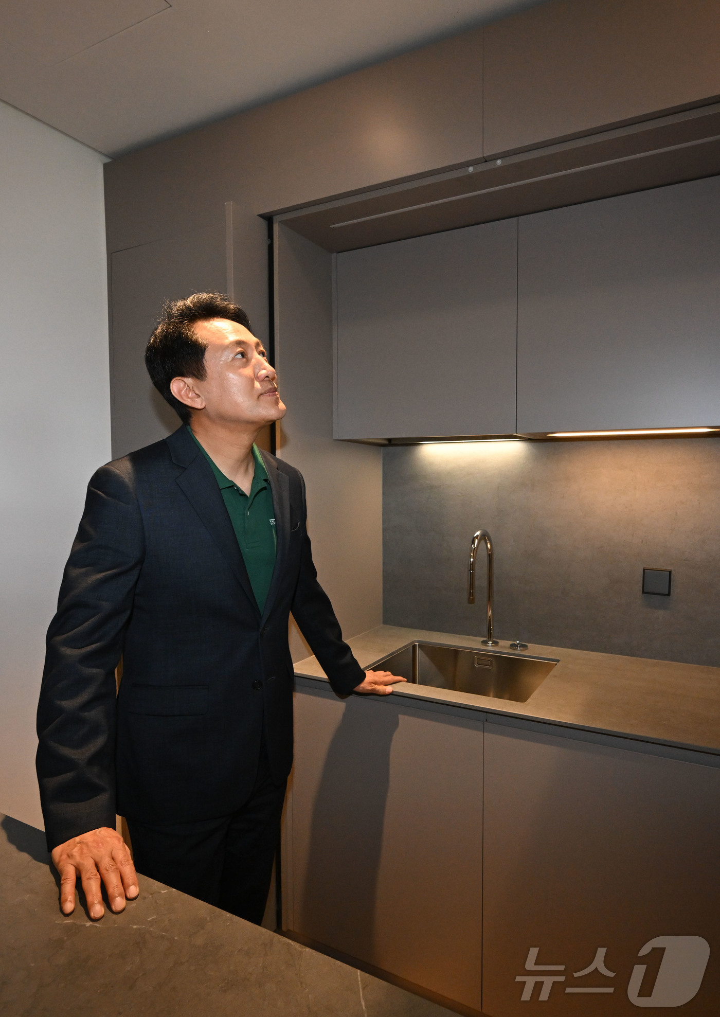 (서울=뉴스1) 김민지 기자 = 오세훈 서울시장이 13일 서울 송파구 문정동 '비아파트형 미리내집' 르피에드 주거용오피스텔을 방문해 주택 내부를 둘러보고 있다. (공동취재) 202 …