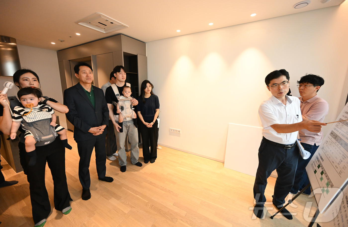 (서울=뉴스1) 김민지 기자 = 오세훈 서울시장이 13일 서울 송파구 문정동 '비아파트형 미리내집' 르피에드 주거용오피스텔을 방문해 서울 베이비 엠버서더와 함께 관계자의 설명을 듣 …