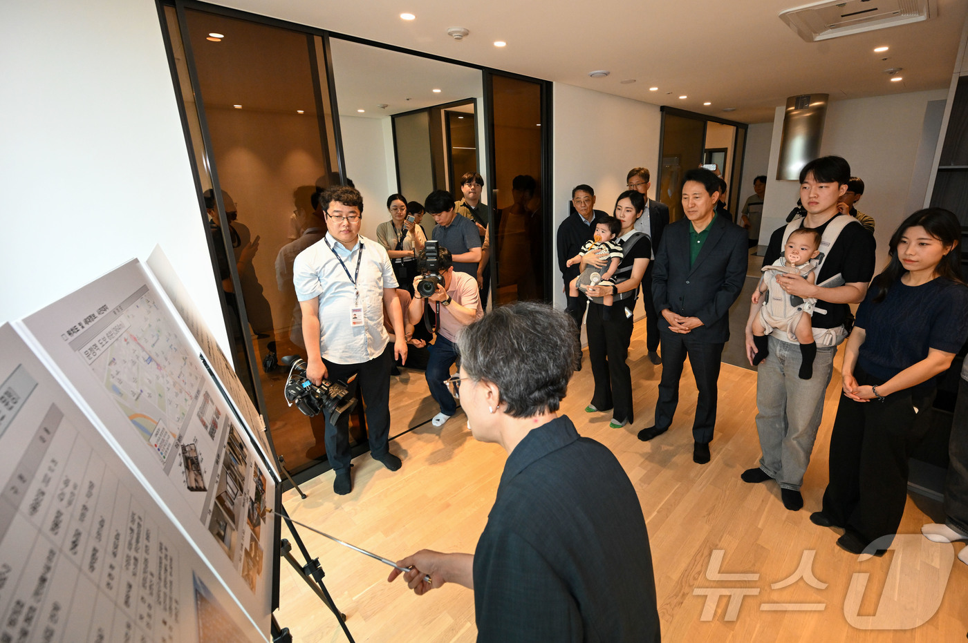 (서울=뉴스1) 김민지 기자 = 오세훈 서울시장이 13일 서울 송파구 문정동 '비아파트형 미리내집' 르피에드 주거용오피스텔을 방문해 서울 베이비 엠버서더와 함께 관계자의 설명을 듣 …