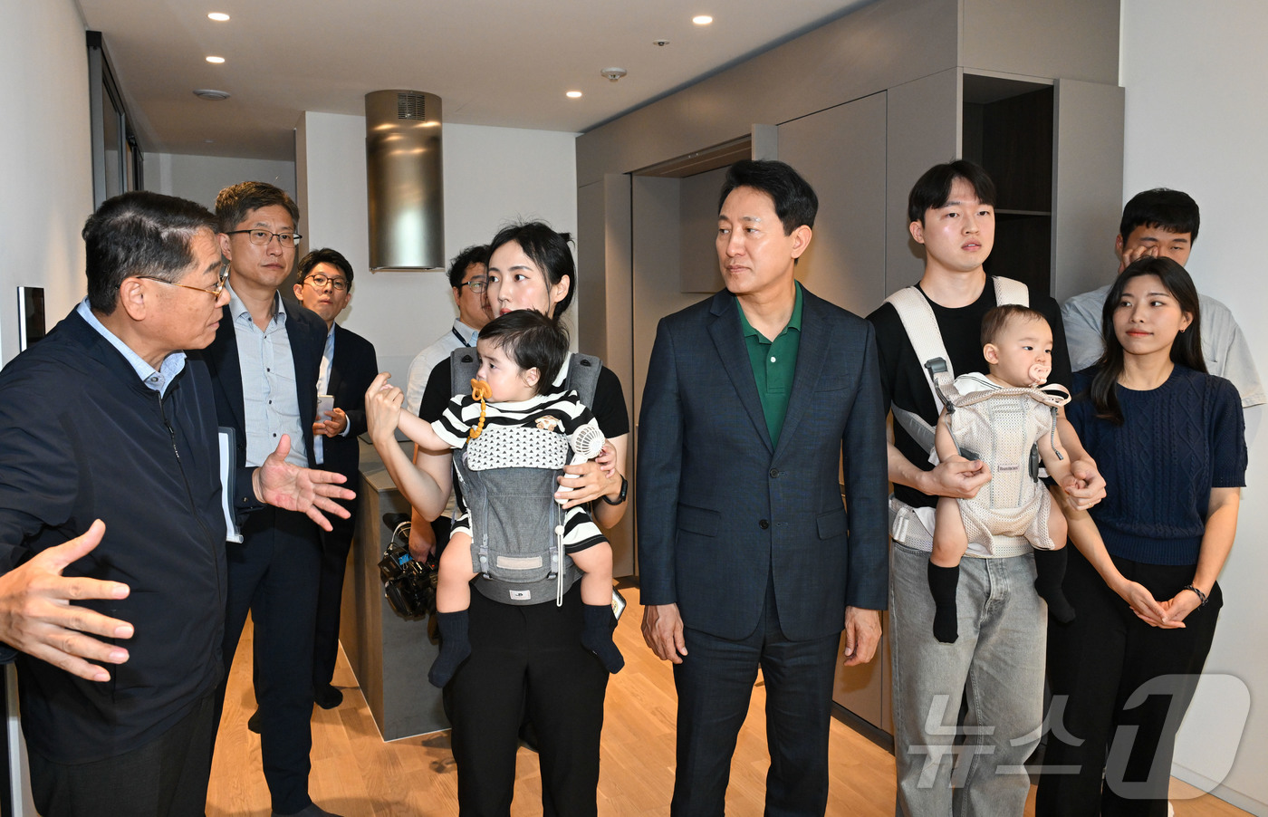 (서울=뉴스1) 김민지 기자 = 오세훈 서울시장이 13일 서울 송파구 문정동 '비아파트형 미리내집' 르피에드 주거용오피스텔을 방문해 서울 베이비 엠버서더와 함께 관계자의 설명을 듣 …