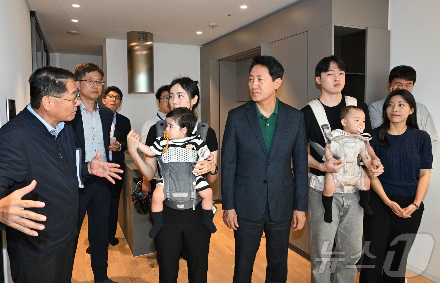 본문 이미지 - 오세훈 서울시장이 8월 13일 서울 송파구 문정동 &#39;비아파트형 미리내집&#39; 르피에드 주거용오피스텔을 방문해 서울 베이비 앰배서더와 함께 관계자의 설명을 듣고 있다. &#40;공동취재&#41; 2025.8.13/뉴스1 ⓒ News1 김민지 기자