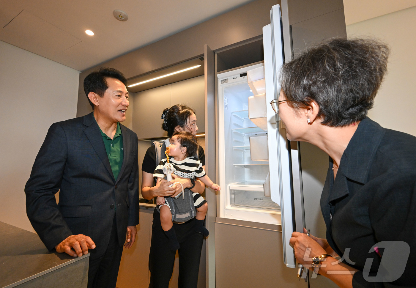 (서울=뉴스1) 김민지 기자 = 오세훈 서울시장이 13일 서울 송파구 문정동 '비아파트형 미리내집' 르피에드 주거용오피스텔을 방문해 서울 베이비 엠버서더와 함께 주택 내부를 둘러보 …