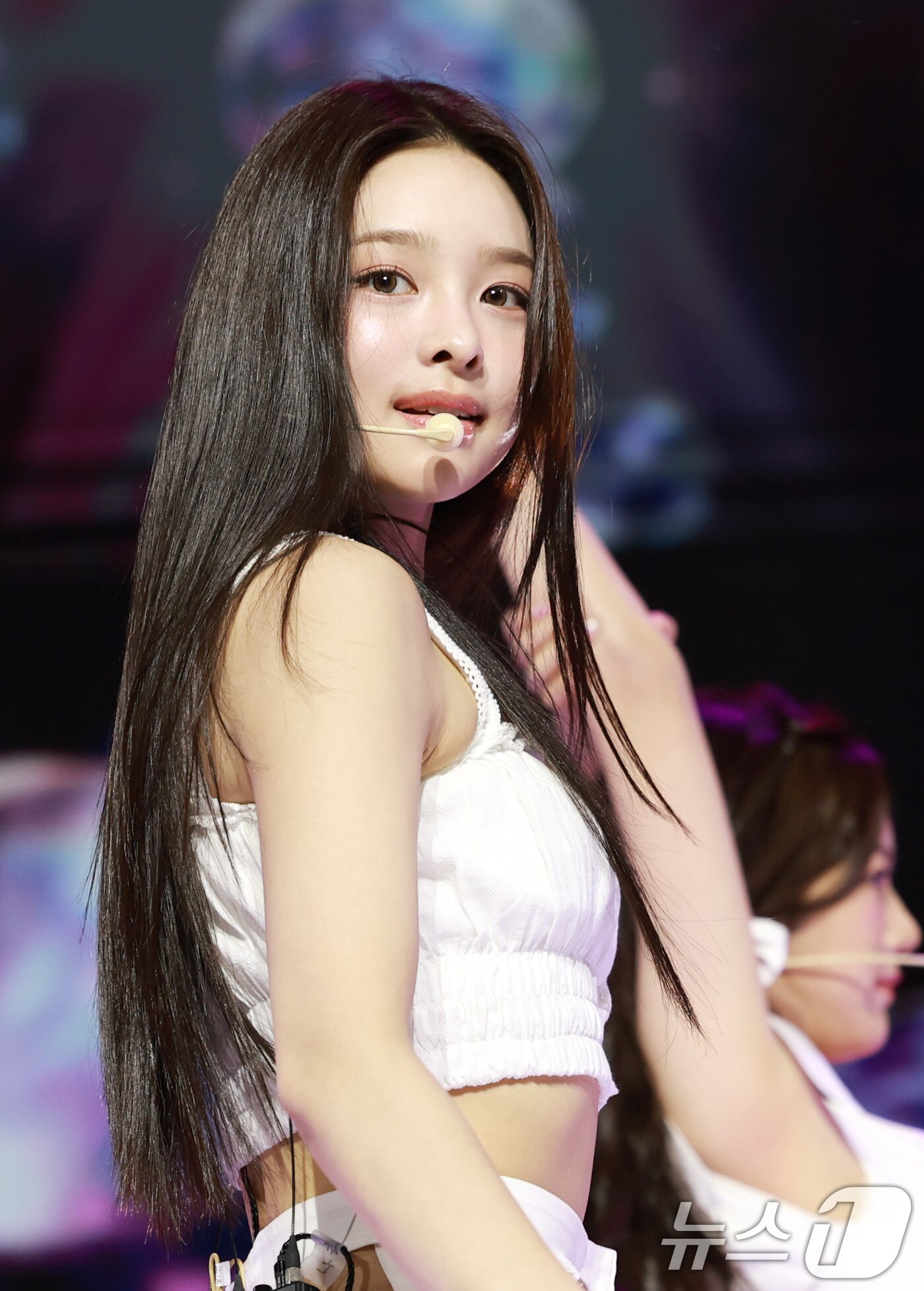 본문 이미지 - 그룹 앳하트&#40;AtHeart&#41; 나현이 13일 서울 한남동 블루스퀘어에서 가진 첫 번째 EP &#39;Plot Twist&#39; 쇼케이스에서 타이틀 곡 &#39;Plot Twist&#39;를 선보이고 있다. 2025.8.13/뉴스1 ⓒ News1 권현진 기자