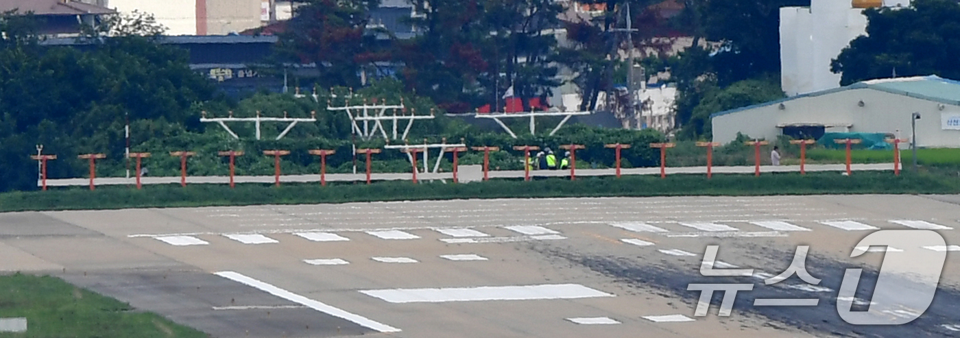 (포항=뉴스1) 최창호 기자 = 국토교통부와 한국공항공사가 13일 경북 포항경주공항에서 방위각제공시설(LOC 로컬러이저)구조물 개선 공사를 진행하고 있다.지난달 28일부터 시작된 …