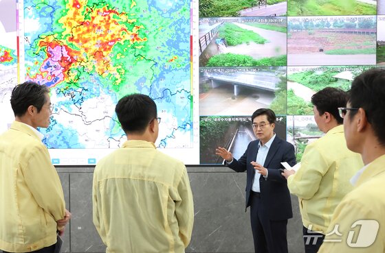 본문 이미지 - 13일 오전 김동연 경기도지사가 도청2층 재난상황실에서 집중호우관련 재난상황을 점검하고 있다.&#40;경기도 제공. 재판매 및 DB금지&#41;