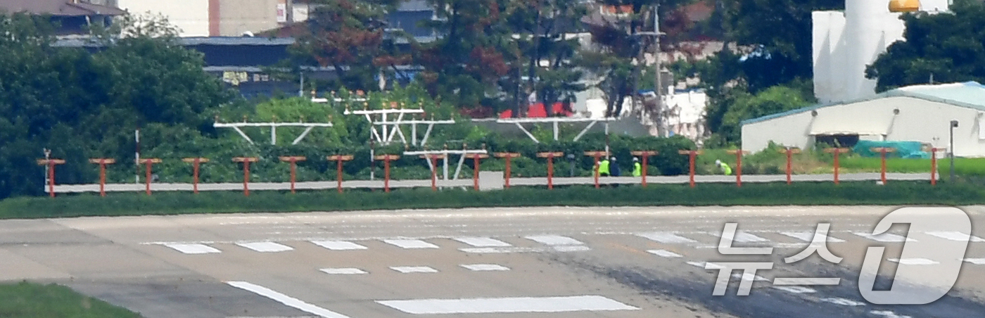 (포항=뉴스1) 최창호 기자 = 국토교통부와 한국공항공사가 13일 경북 포항경주공항에서 방위각제공시설(LOC 로컬러이저)구조물 개선 공사를 진행하고 있다.지난달 28일부터 시작된 …