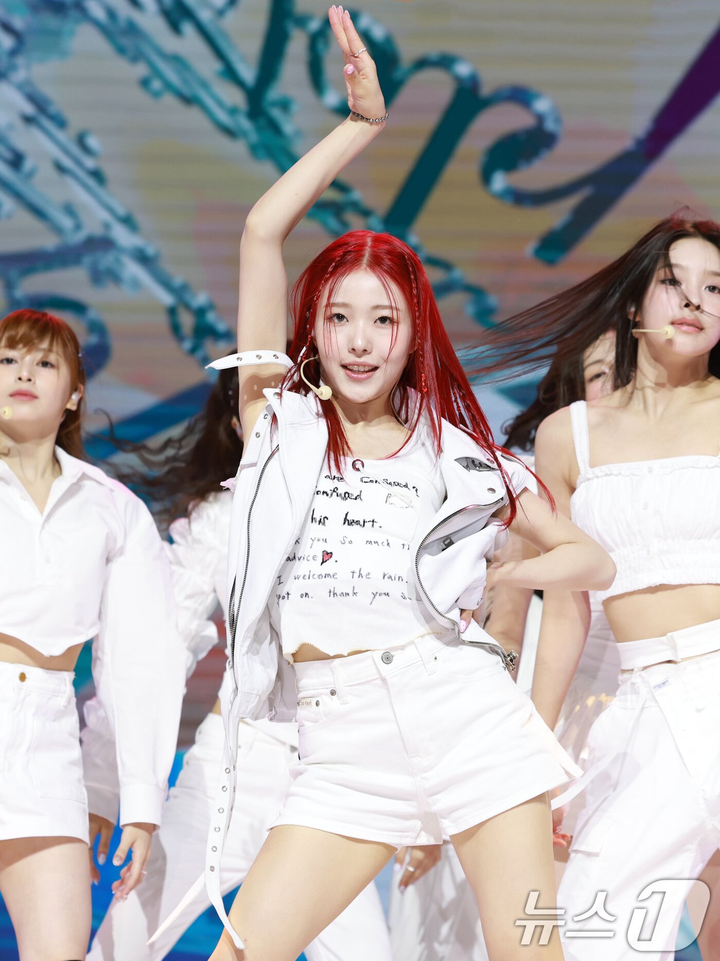 본문 이미지 - 그룹 앳하트&#40;AtHeart&#41; 아린이 13일 서울 한남동 블루스퀘어에서 가진 첫 번째 EP &#39;Plot Twist&#39; 쇼케이스에서 타이틀 곡 &#39;Plot Twist&#39;를 선보이고 있다. 2025.8.13/뉴스1 ⓒ News1 권현진 기자