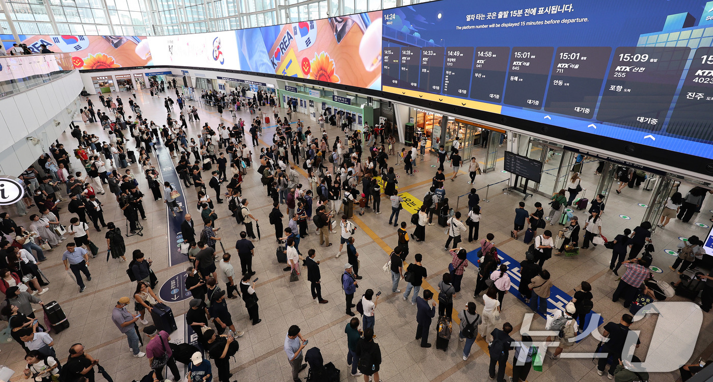 (서울=뉴스1) 박지혜 기자 = 13일 서울역 대합실에서 수도권 지역 집중호우로 일부 열차 운행이 중지되거나 지연되자, 시민들이 발이 묶인 채 열차를 기다리고 있다. 2025.8. …