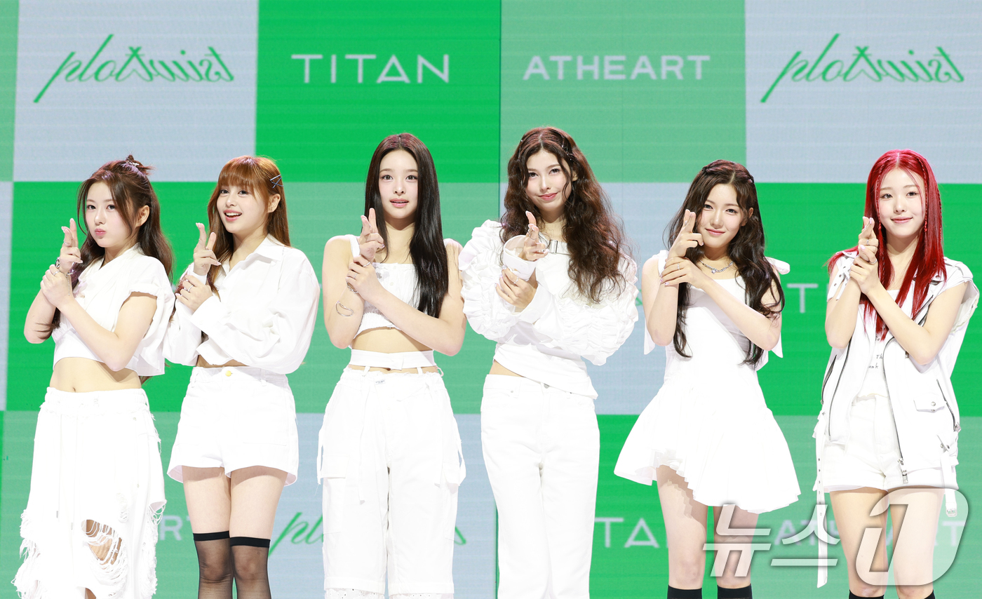 (서울=뉴스1) 권현진 기자 = 그룹 앳하트(AtHeart) 봄(왼쪽부터)과 케이틀린, 나현, 미치, 서현, 아린이 13일 서울 한남동 블루스퀘어에서 가진 첫 번째 EP 'Plot …