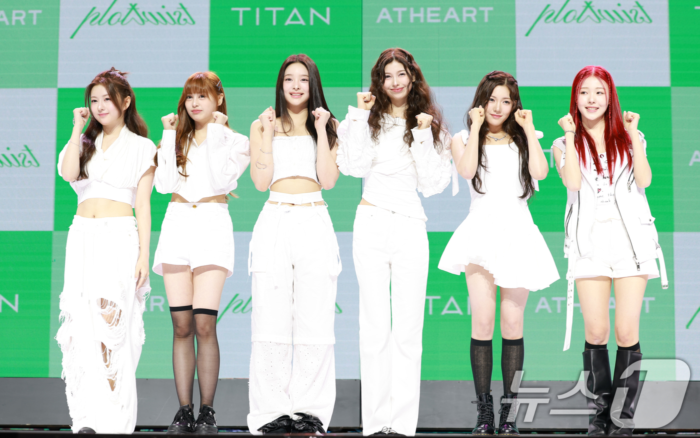 (서울=뉴스1) 권현진 기자 = 그룹 앳하트(AtHeart) 봄(왼쪽부터)과 케이틀린, 나현, 미치, 서현, 아린이 13일 서울 한남동 블루스퀘어에서 가진 첫 번째 EP 'Plot …