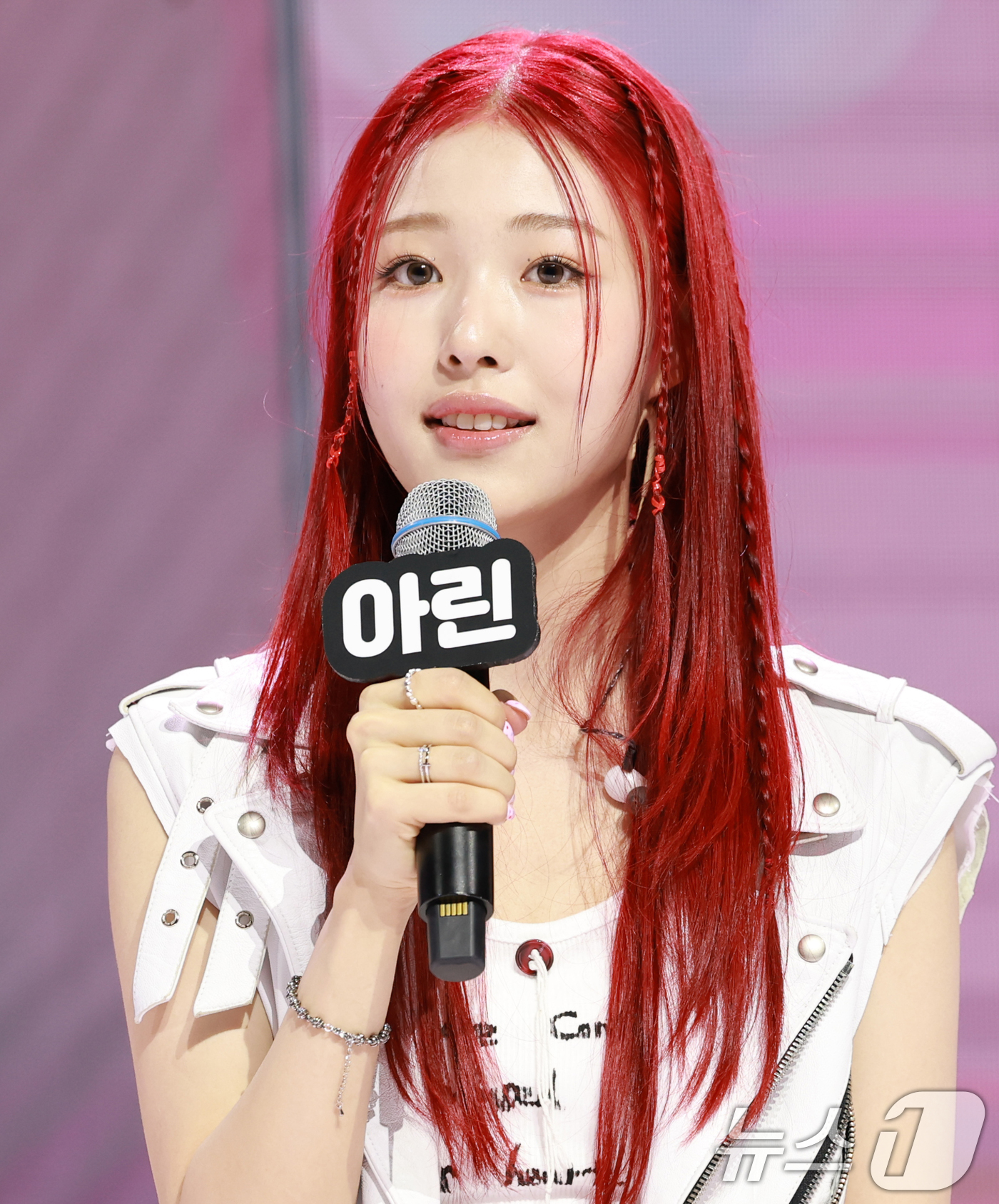 (서울=뉴스1) 권현진 기자 = 그룹 앳하트(AtHeart) 아린이 13일 서울 한남동 블루스퀘어에서 가진 첫 번째 EP 'Plot Twist' 쇼케이스에서 인사말을 하고 있다. …