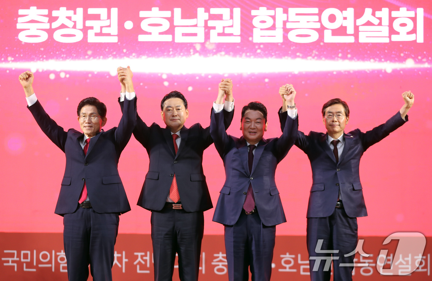 (대전=뉴스1) 김기태 기자 = 김문수(왼쪽부터), 장동혁, 안철수, 조경태 국민의힘 당대표 후보가 13일 대전 배재대에서 열린 국민의힘 제6차 전당대회 충청·호남 합동연설회에 앞 …