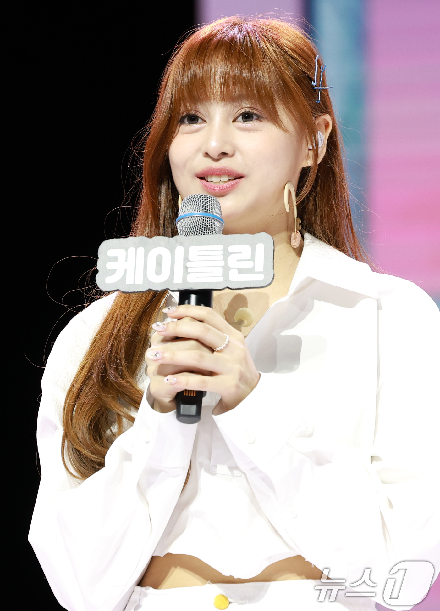 (서울=뉴스1) 권현진 기자 = 그룹 앳하트(AtHeart) 케이틀린이 13일 서울 한남동 블루스퀘어에서 가진 첫 번째 EP 'Plot Twist' 쇼케이스에서 인사말을 하고 있다 …