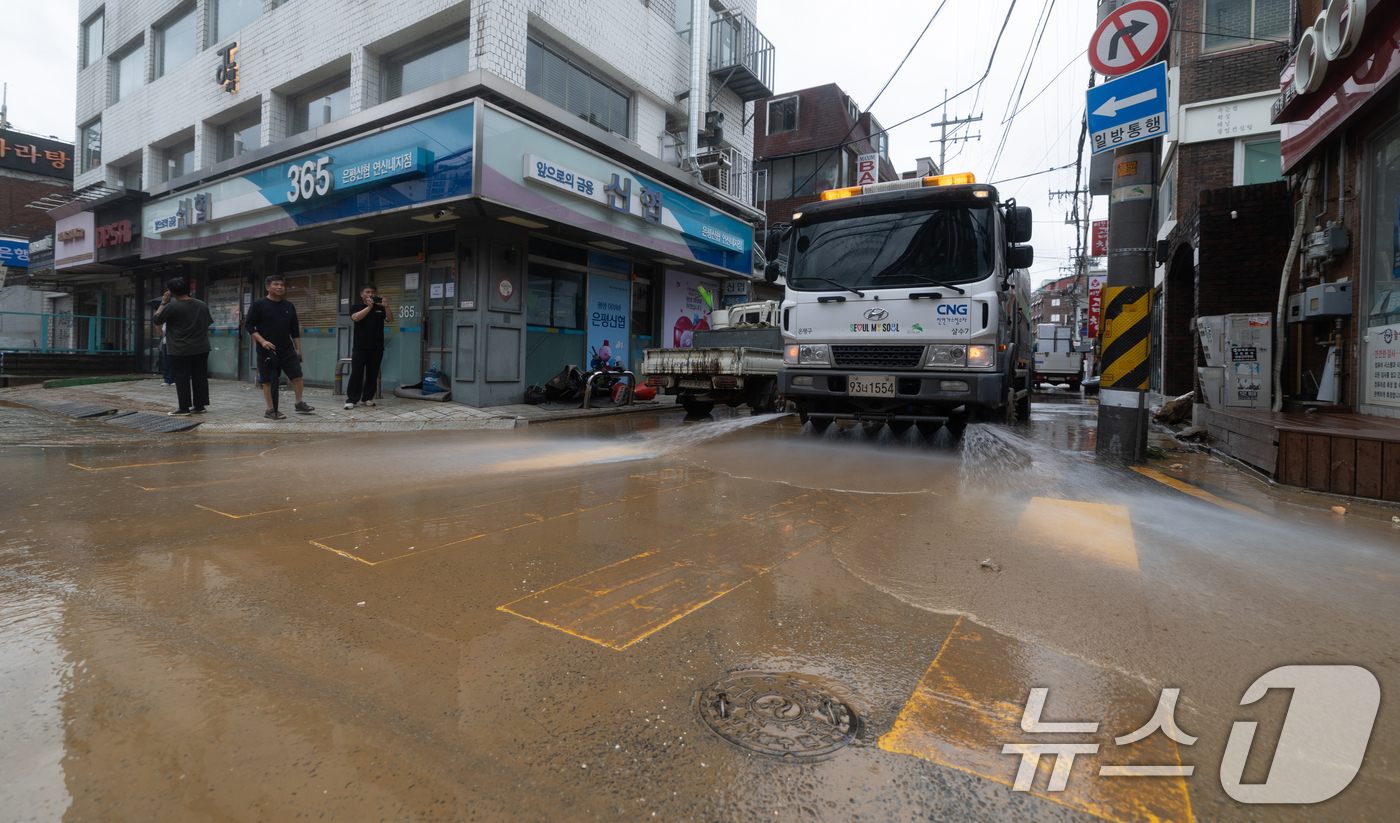 (서울=뉴스1) 이승배 기자 = 13일 오후 서울 은평구 연신내역 인근 상가 거리에서 도로청소 차량이 폭우로 인해 흙탕물로 덮힌 거리를 청소하고 있다. 2025.8.13/뉴스1