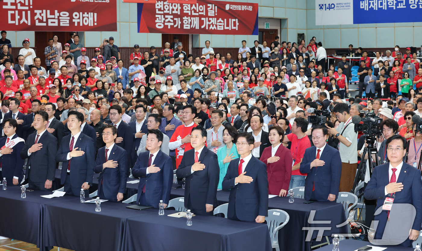 (대전=뉴스1) 김기태 기자 = 13일 대전 배재대에서 열린 국민의힘 제6차 전당대회 충청·호남 합동연설회에서 후보자들이 국기에 대한 경례를 하고하고 있다. 2025.8.13/뉴스 …
