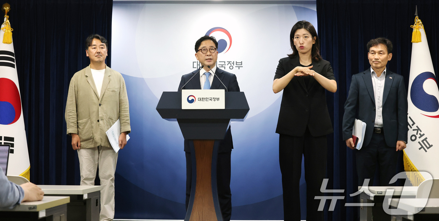 (서울=뉴스1) 임세영 기자 = 김한수 행정안전부 의정관이 13일 서울 종로구 정부서울청사에서 광복 80년 국민주권 대축제 및 제21대 대통령 국민임명식 관련 브리핑을 하고 있다. …