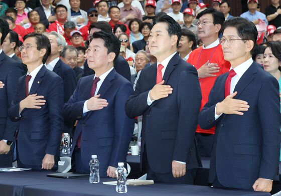 압수수색·김건희 구속…반탄 "마구잡이 폭정" 찬탄 "특검 거부가 범인"