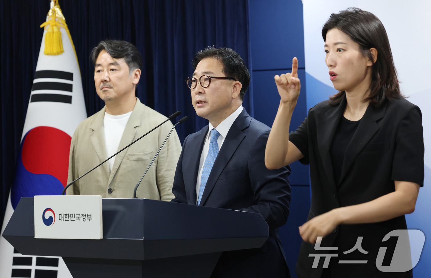 (서울=뉴스1) 임세영 기자 = 김한수 행정안전부 의정관이 13일 서울 종로구 정부서울청사에서 광복 80년 국민주권 대축제 및 제21대 대통령 국민임명식 관련 브리핑을 하고 있다. …