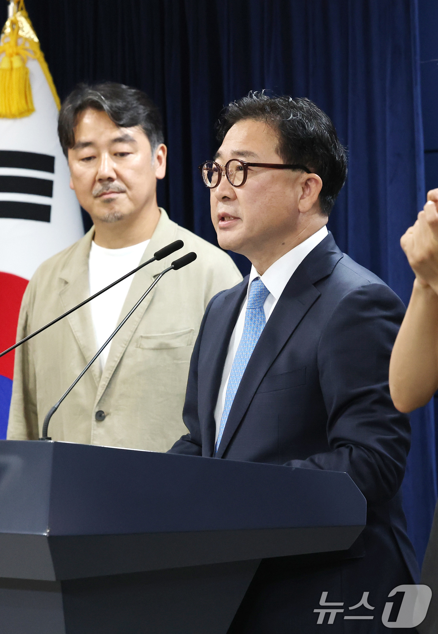 (서울=뉴스1) 임세영 기자 = 김한수 행정안전부 의정관이 13일 서울 종로구 정부서울청사에서 광복 80년 국민주권 대축제 및 제21대 대통령 국민임명식 관련 브리핑을 하고 있다. …