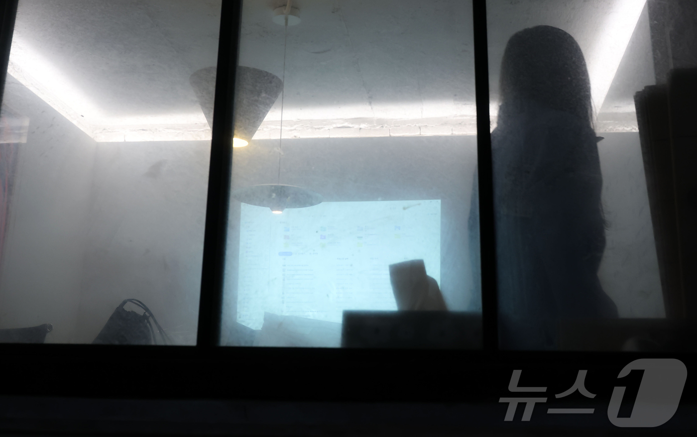 (서울=뉴스1) 김진환 기자 = 김건희 여사 관련 의혹을 수사하는 민중기 특별검사팀이 13일 서울 성동구에 위치한 인테리어 업체 '21그램'에 대해 대통령 관저 이전 공사 특혜 의 …