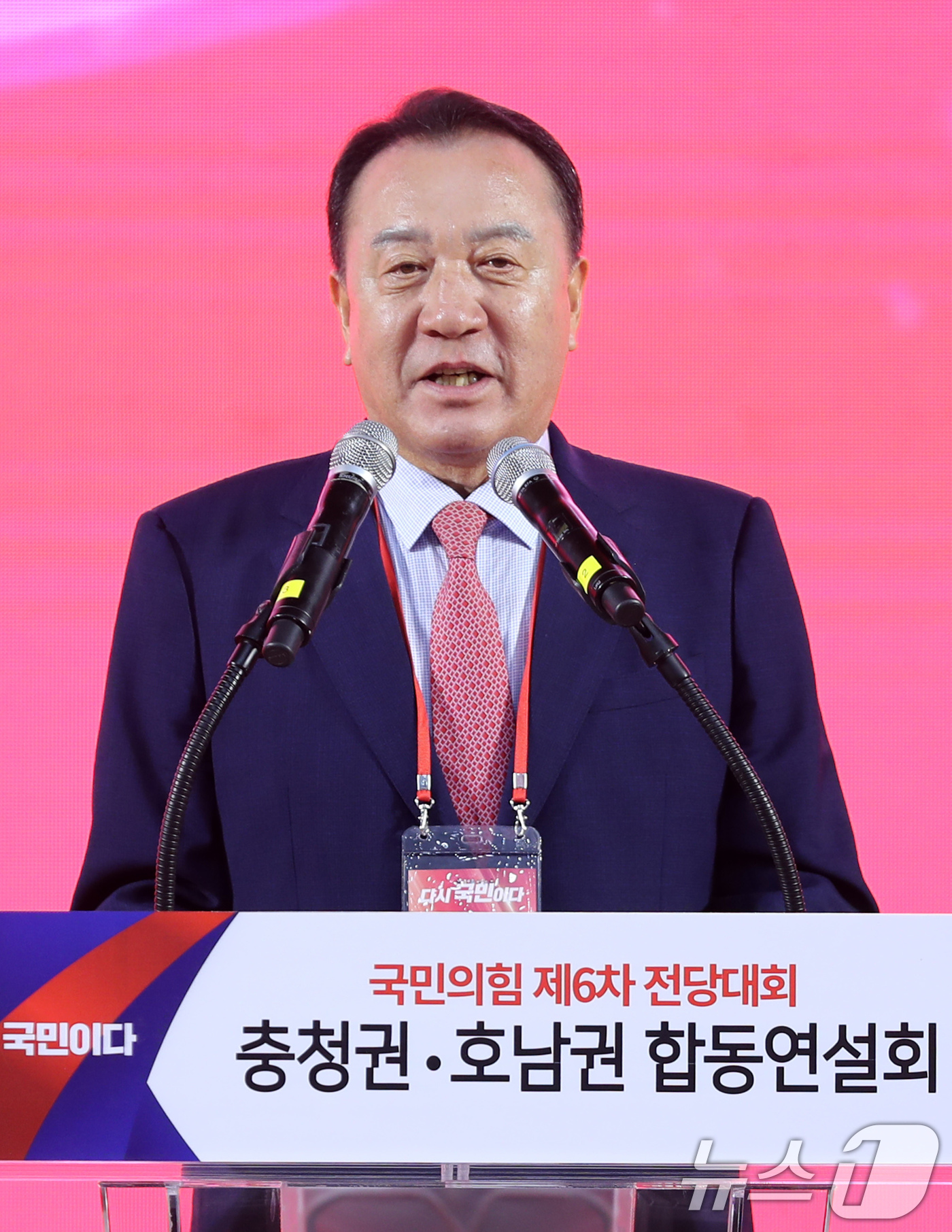 (대전=뉴스1) 김기태 기자 = 엄태영 충북도당위원장이 13일 대전 배재대에서 열린 국민의힘 제6차 전당대회 충청·호남 합동연설회에서 인사말을 하고 있다. 2025.8.13/뉴스1 …