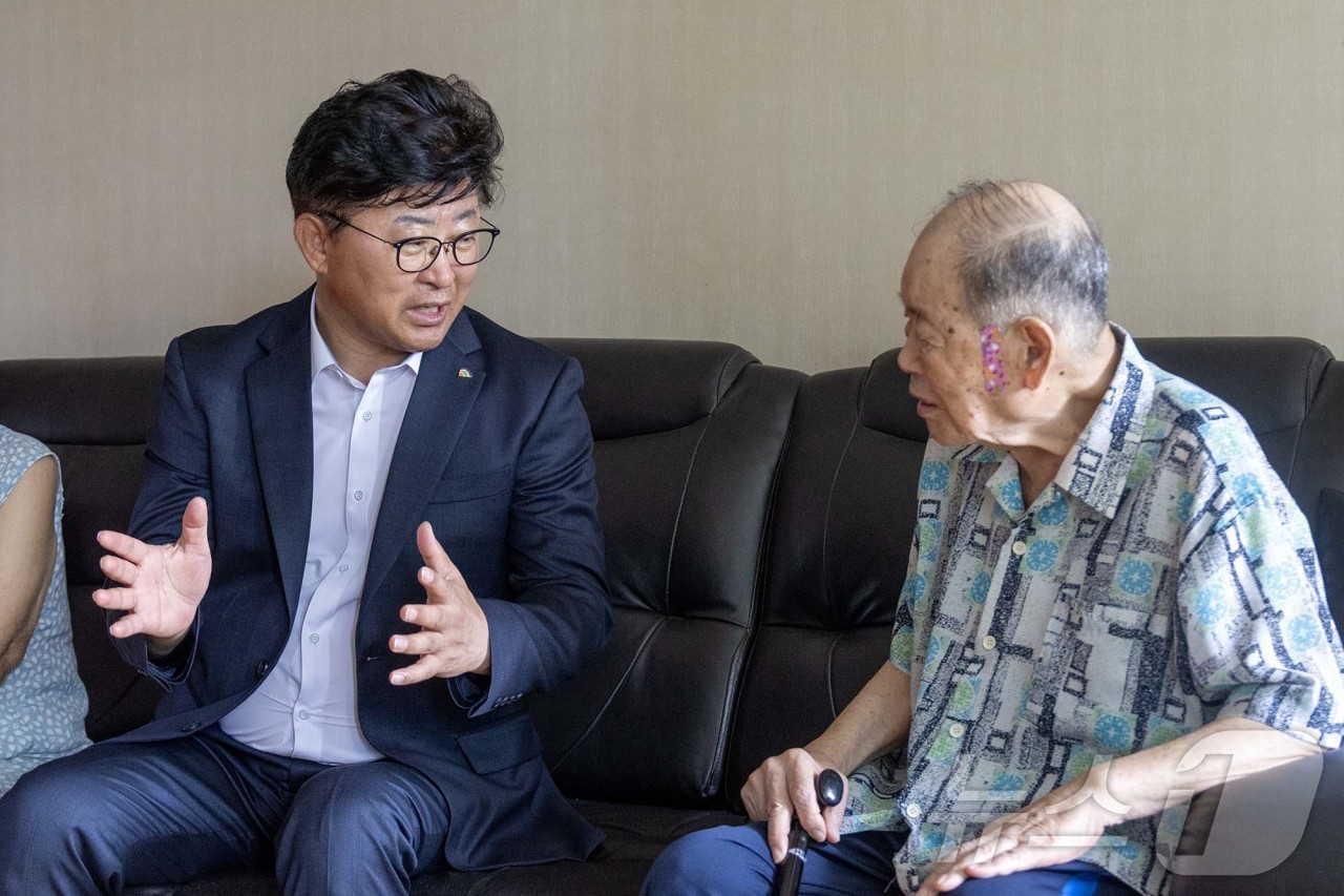 (대전=뉴스1) 이동원 기자 = 최충규 대전 대덕구청장이 제80주년 광복절을 맞아 13일 대덕구 거주 독립유공자 박희남 지사 후손의 자택을 위문 방문했다.최 구청장은 이날 존경과 …