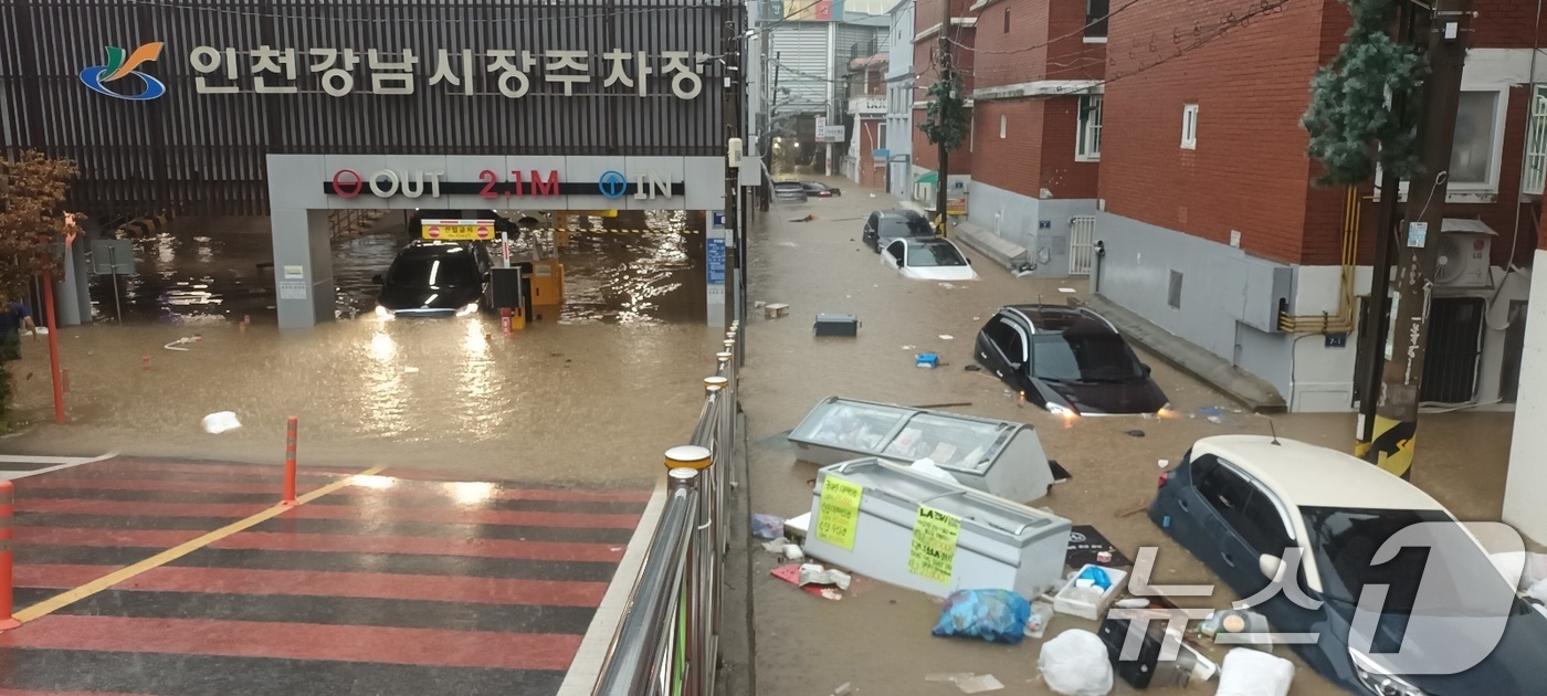 (인천=뉴스1) = 인천지역에 집중호우가 내린 13일 인천 서구 인천강남시장 주차장이 침수돼 있다. (독자 제공. 재판매 및 DB 금지) 2025.8.13/뉴스1