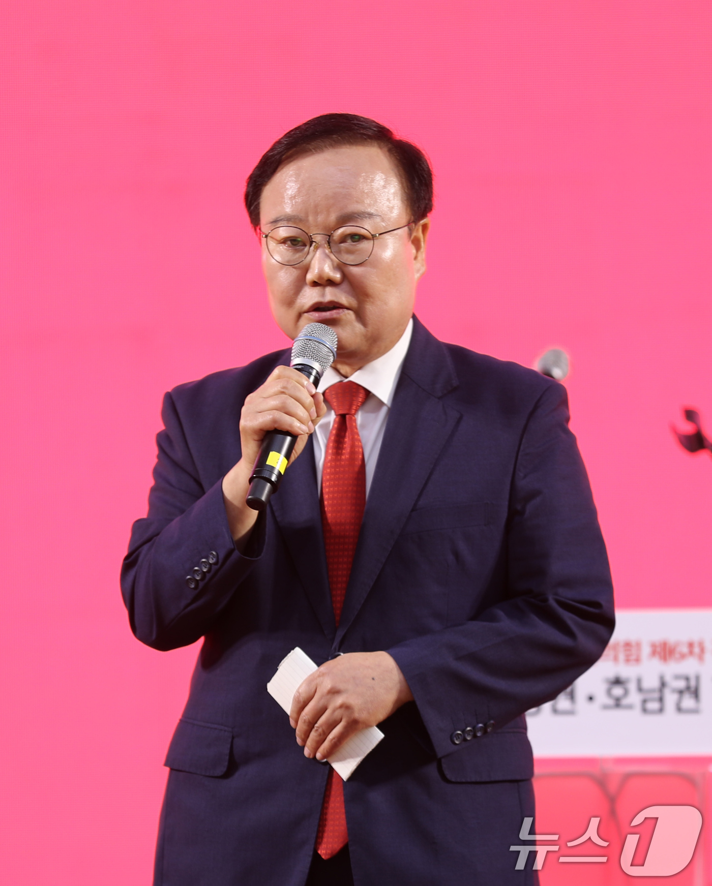 (대전=뉴스1) 김기태 기자 = 김재원 국민의힘 최고위원 후보가 13일 대전 배재대에서 열린 국민의힘 제6차 전당대회 충청·호남 합동연설회에서 지지를 호소하고 있다. 2025.8. …