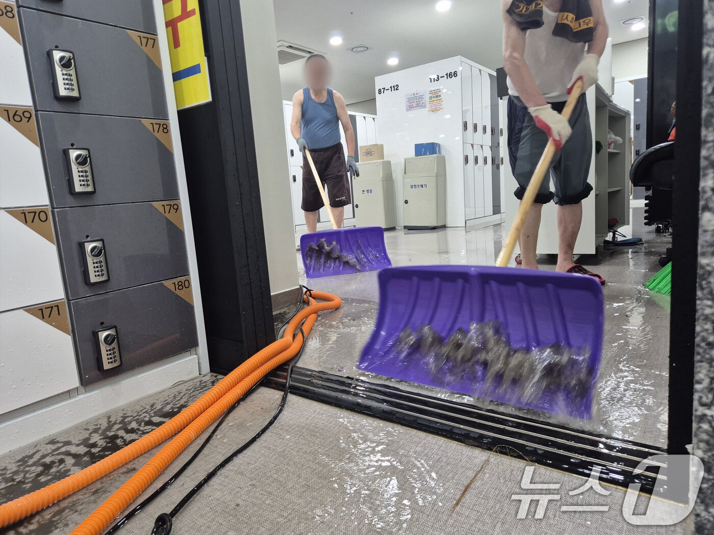 본문 이미지 - 인천에 집중호우가 내린 13일 인천 서구 정서진중앙시장 일대 상가 지하 목욕탕이 침수돼 직원이 물을 퍼내고 있다. 2025.8.13/뉴스1 ⓒ News1 이시명 기자
