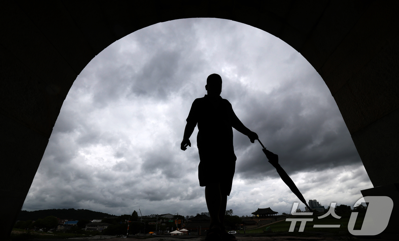 (수원=뉴스1) 김영운 기자 = 13일 오후 경기 수원시 팔달구 수원화성 창룡문에서 바라본 하늘이 비구름으로 인해 흐린 모습을 보이고 있다.이날 경기북부 지역에 많은 비가 내리면서 …