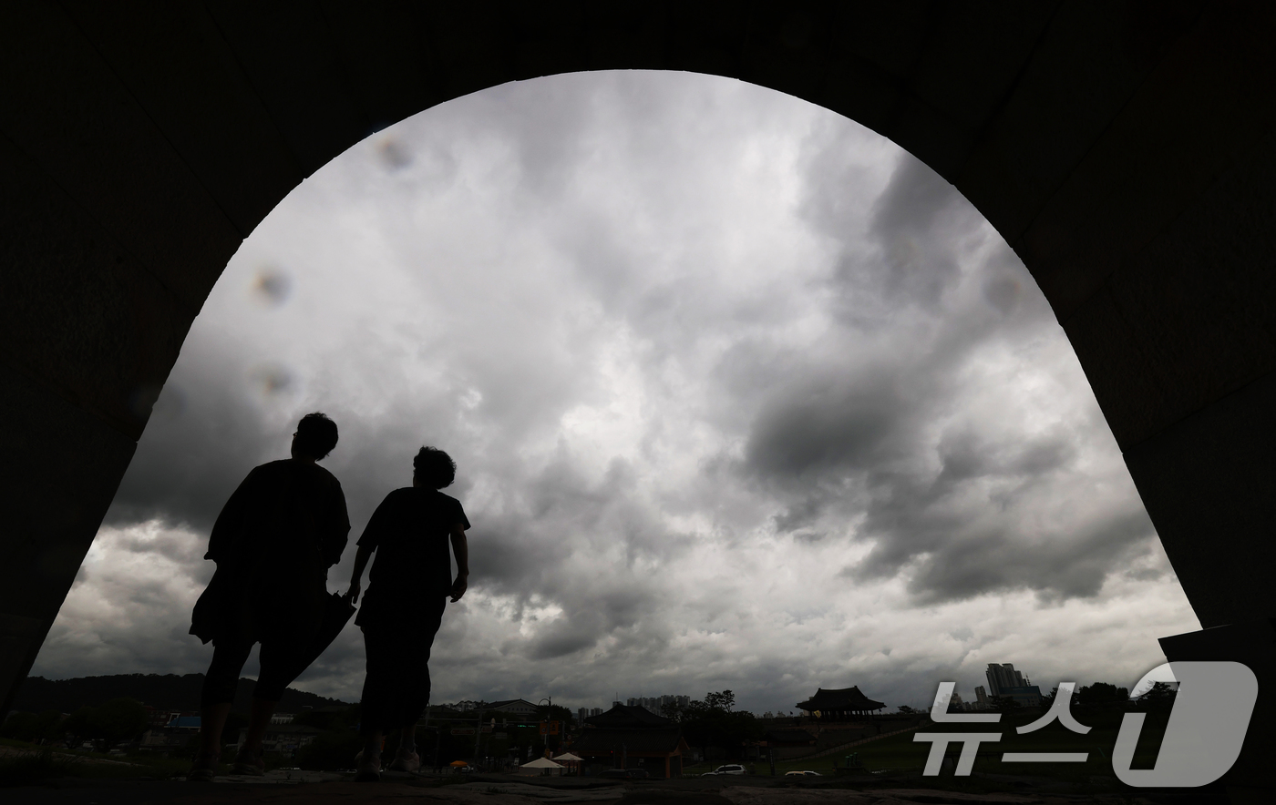 (수원=뉴스1) 김영운 기자 = 13일 오후 경기 수원시 팔달구 수원화성 창룡문에서 바라본 하늘이 비구름으로 인해 흐린 모습을 보이고 있다.이날 경기북부 지역에 많은 비가 내리면서 …