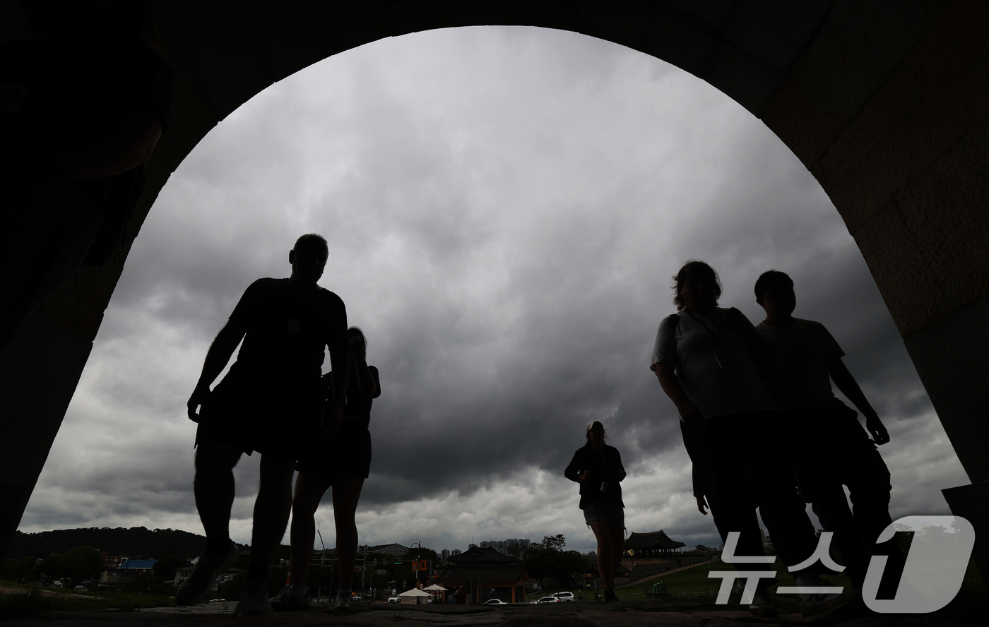 (수원=뉴스1) 김영운 기자 = 13일 오후 경기 수원시 팔달구 수원화성 창룡문에서 바라본 하늘이 비구름으로 인해 흐린 모습을 보이고 있다.이날 경기북부 지역에 많은 비가 내리면서 …