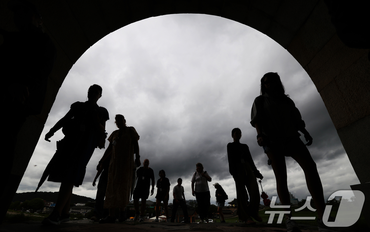 (수원=뉴스1) 김영운 기자 = 13일 오후 경기 수원시 팔달구 수원화성 창룡문에서 바라본 하늘이 비구름으로 인해 흐린 모습을 보이고 있다.이날 경기북부 지역에 많은 비가 내리면서 …