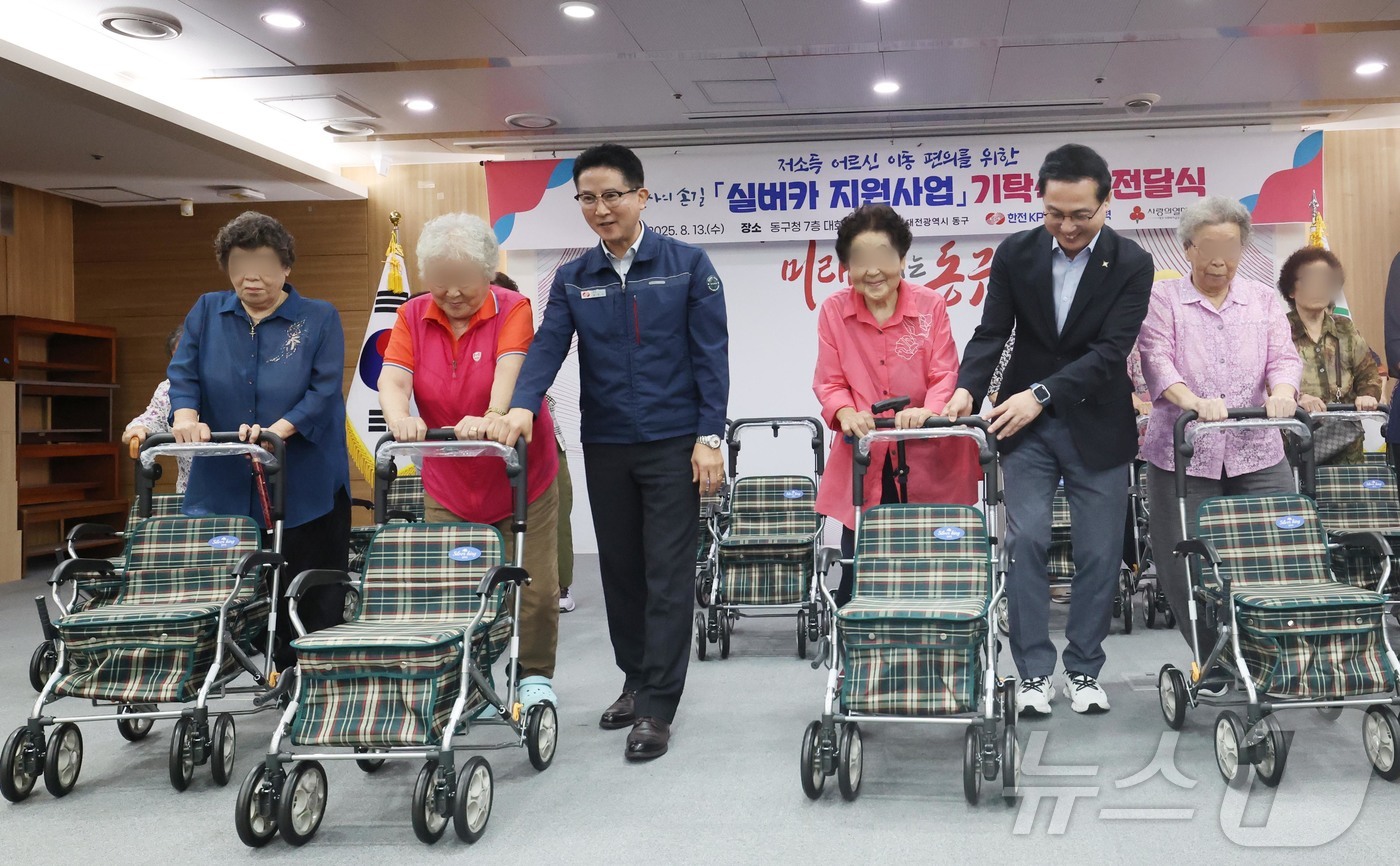 (대전=뉴스1) 이동원 기자 = 대전 동구(구청장 박희조)는 13일 이동이 불편한 저소득 어르신의 생활 편의와 안전한 이동을 돕기 위해 2,000만 원 상당의 실버카 100대를 지 …