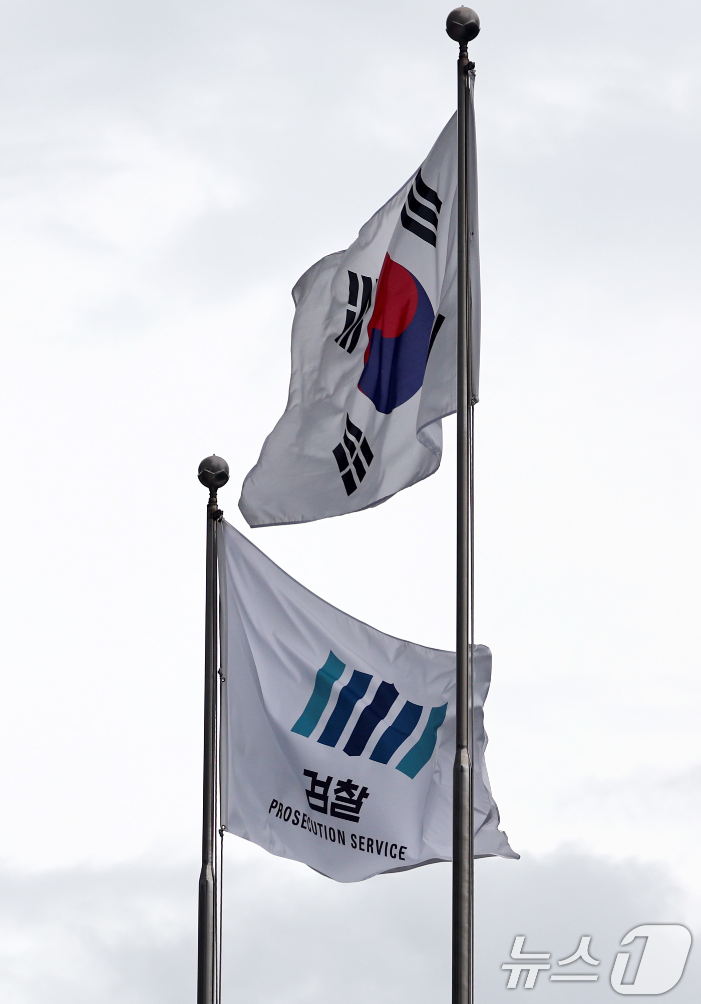 (서울=뉴스1) 구윤성 기자 = 13일 서울 서초구 대검찰청에 검찰기와 태극기가 엇갈린 채 바람에 휘날리고 있다.국정기획위원회는 이날 검찰청 폐지와 공소청·중대범죄수사청 신설 등 …